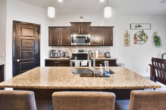 Building Photo - Pet Friendly Four Bedroom!