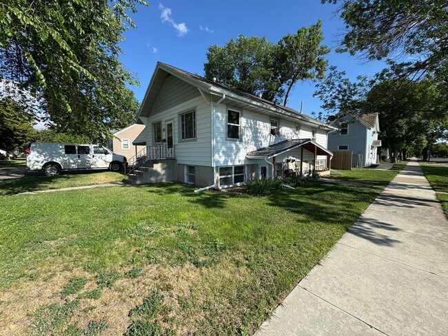 Building Photo - 1300 5th Ave N