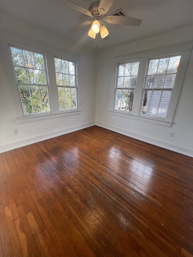 Building Photo - 3 or 4 Bedroom Available on Broadway!