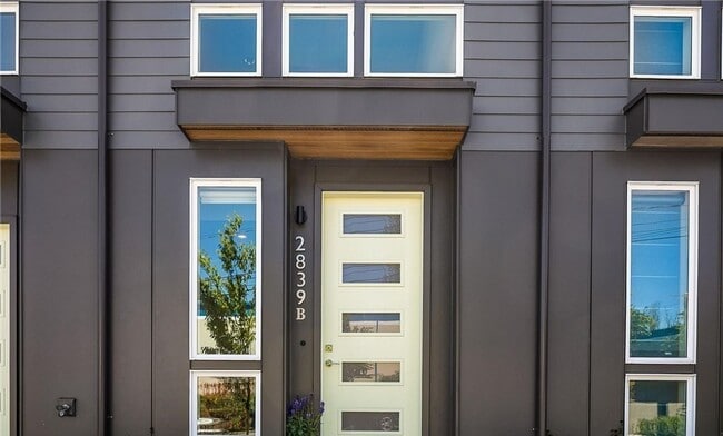 Building Photo - West Seattle Townhouse