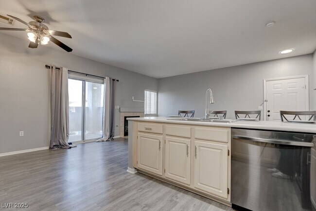 Building Photo - 855 N Stephanie St