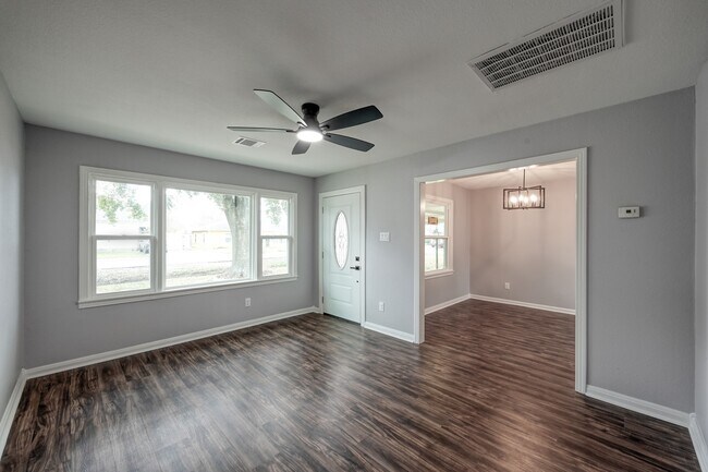 Building Photo - 513 Barkley St