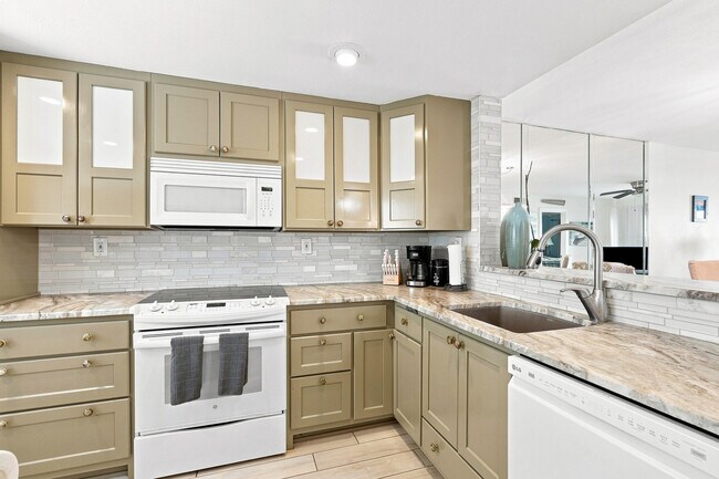 Building Photo - 10310 S Ocean Dr