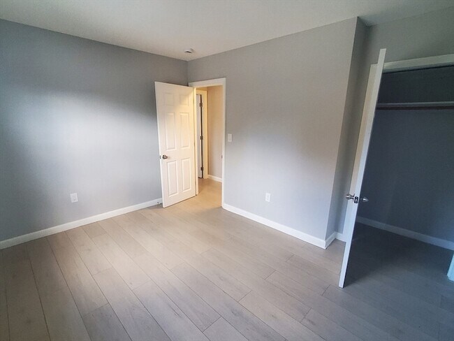 Building Photo - 215 Pearl St