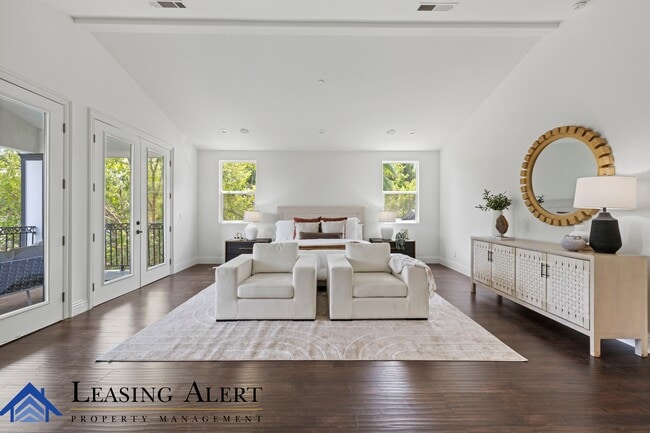 Building Photo - 5011 Hayvenhurst Ave