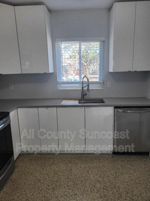 Building Photo - 2008 59th St S