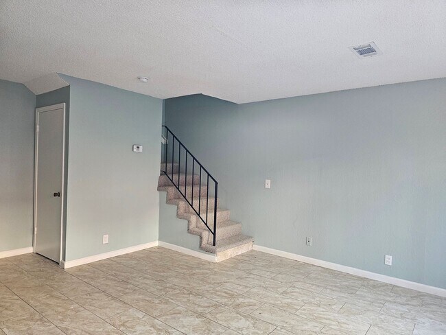 Building Photo - Sunny and Bright 2 Bedroom Townhouse in Vallejo CA