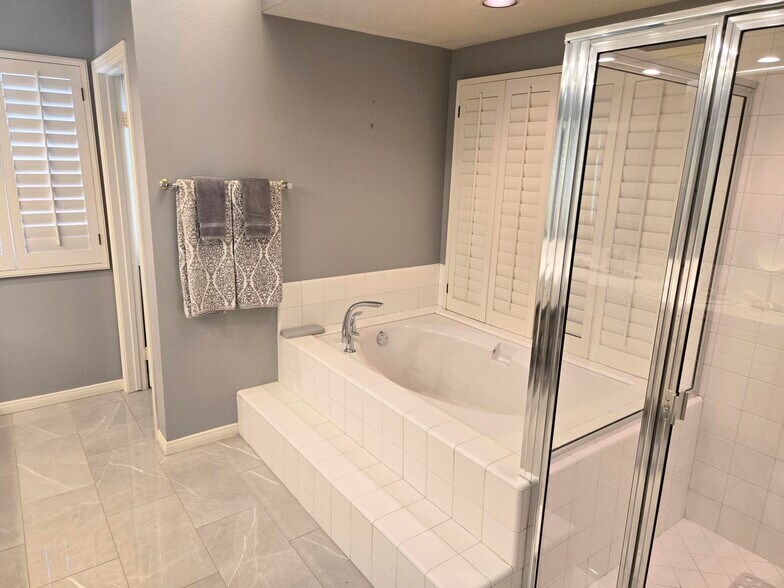 Primary bathroom - 22 Belmonte Dr
