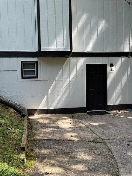 Building Photo - Room in House on Wedgewood Dr