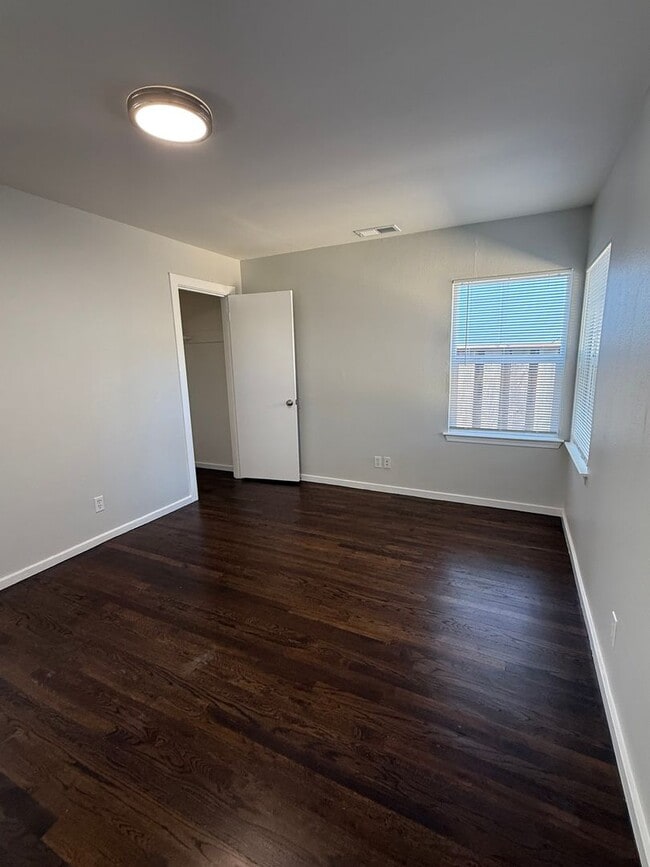 Building Photo - Updated Redwood City Home! New Bath, Fresh...