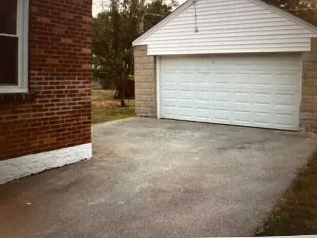 Garage - 1161 Ursula Ave