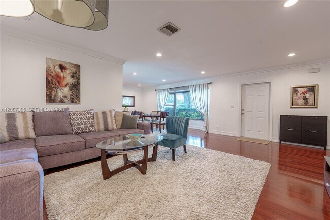 Building Photo - 740 Ridgewood Ln