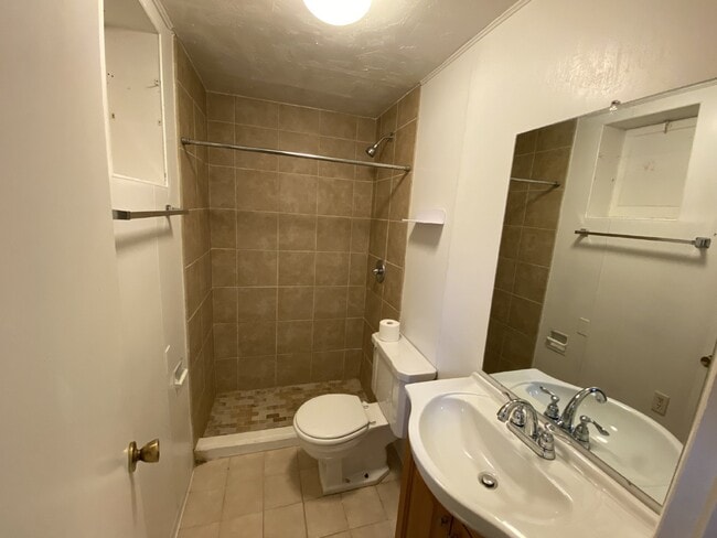 Building Photo - Charming Home in the Country Club Neighborhood!