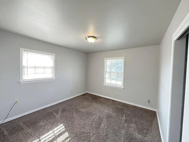 Building Photo - Spacious 3 Bedroom w/ 2 Car Garage
