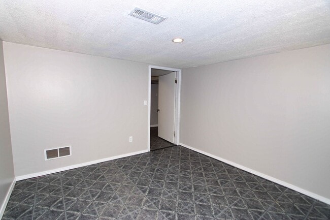 Building Photo - 4 Bed 2 Bath House for Rent