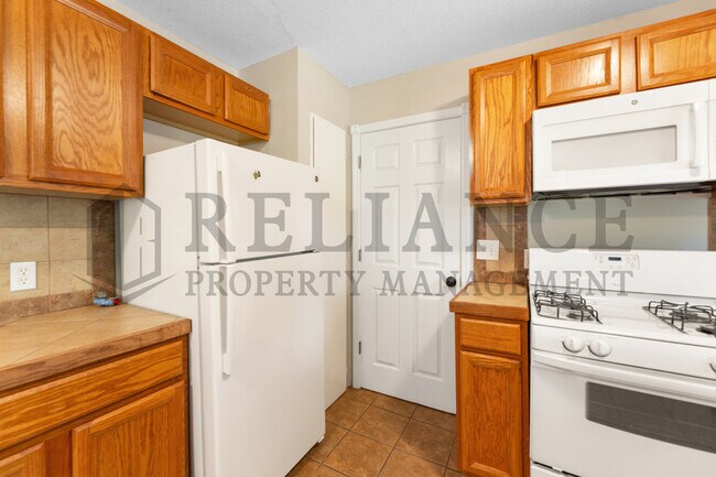 Building Photo - 1806 N Hood St