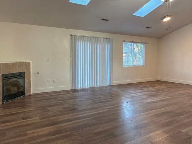 Building Photo - 3 Bedroom 2 Bath Ranch Home Available Now- February Free !