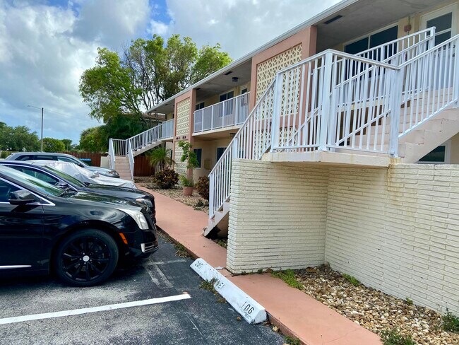 Building Photo - 2909 Middle River Dr