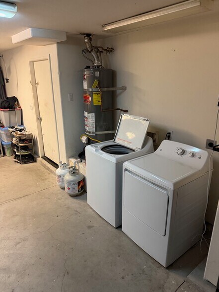 Laundry in Garage - 3958 Lamont St