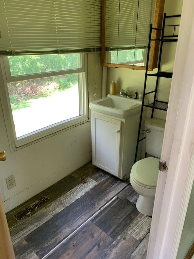 Building Photo - 2 Bedroom House $695