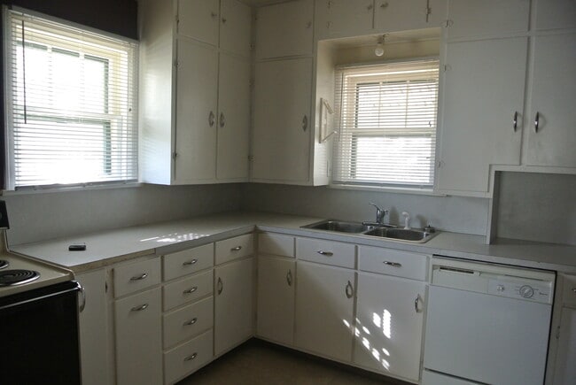 Building Photo - 4 Bedroom House!