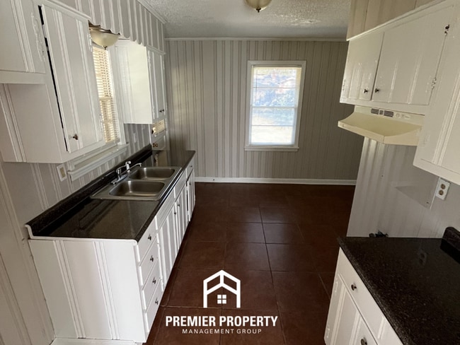 Building Photo - 1508 E.Raines Rd