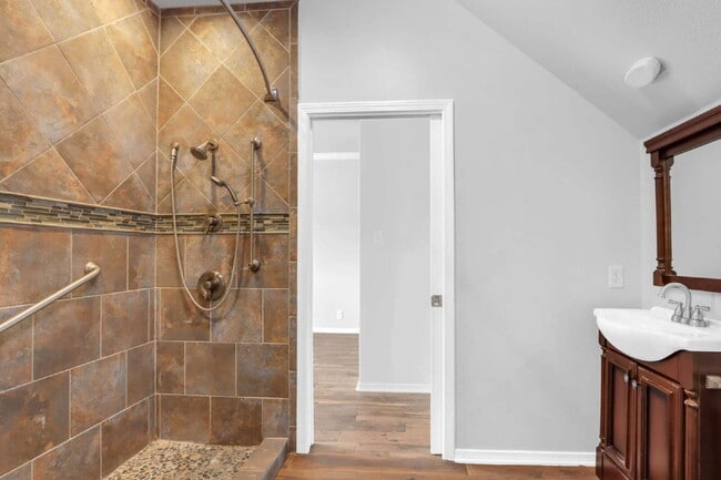 Building Photo - "Spacious 6-Bedroom Haven with 4 Full Baths and Hot Tub!"