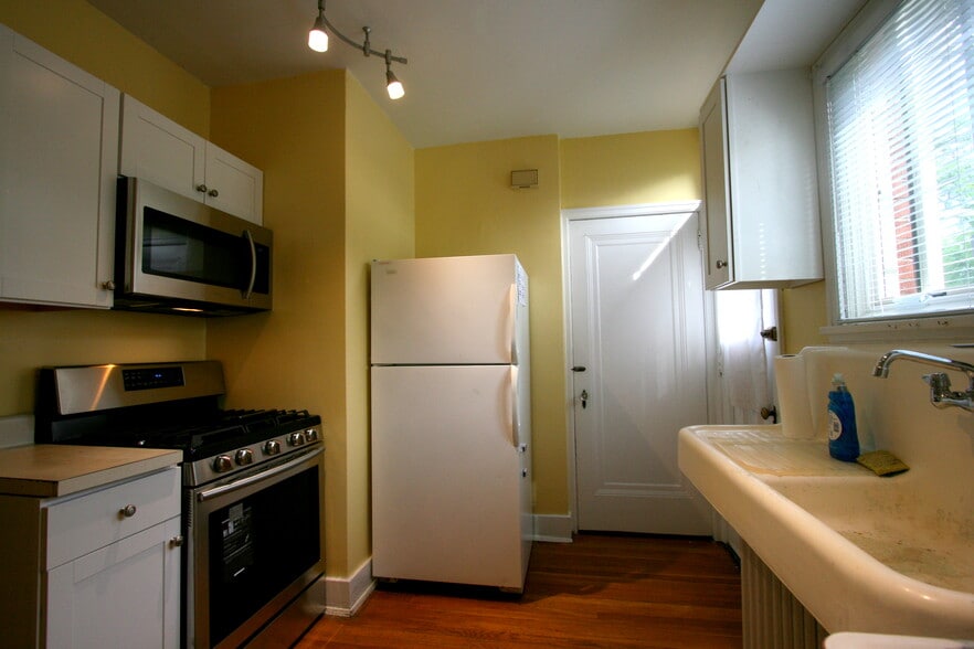 Kitchen - 328 S Aiken Ave