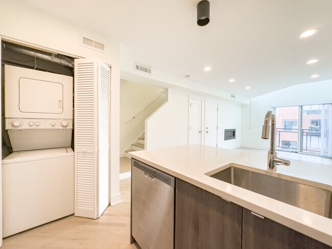 Building Photo - 949 W Grace St