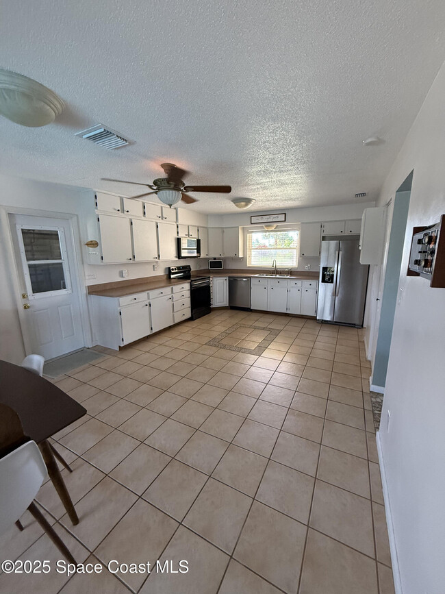 Building Photo - 325 Trinidad Dr