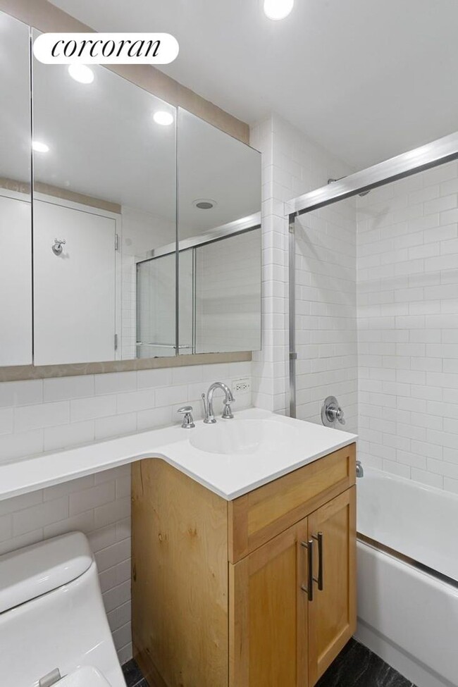 Building Photo - 516 W 47th St