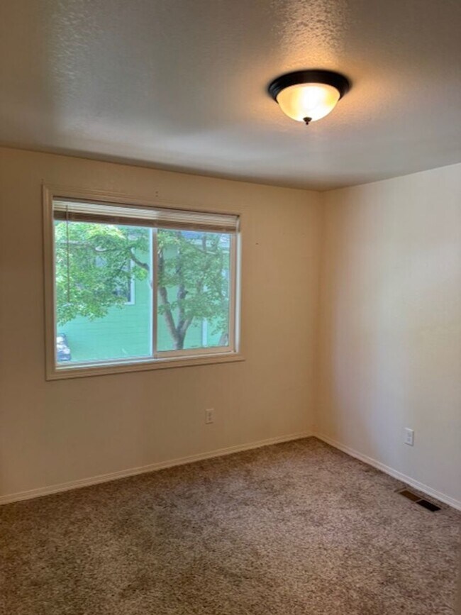 Building Photo - 2 BEDROOM TOWNHOME IN PHOENIX