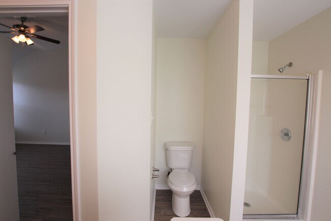 Building Photo - Beautifully updated 3 bedroom 2 bath home ...