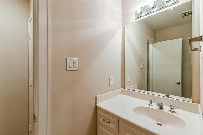 Building Photo - 11315 S Main St