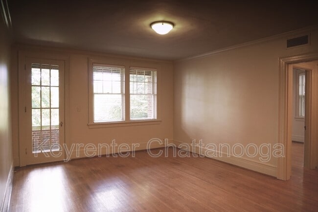 Building Photo - 190 N Crest Rd