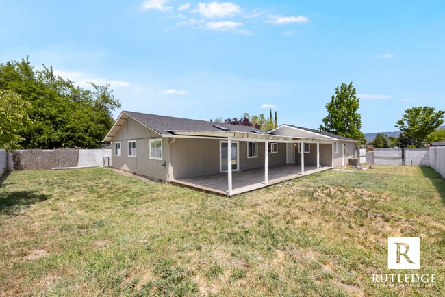 Building Photo - 4 Bedrooms - 2 1/2 Baths - South Medford Living