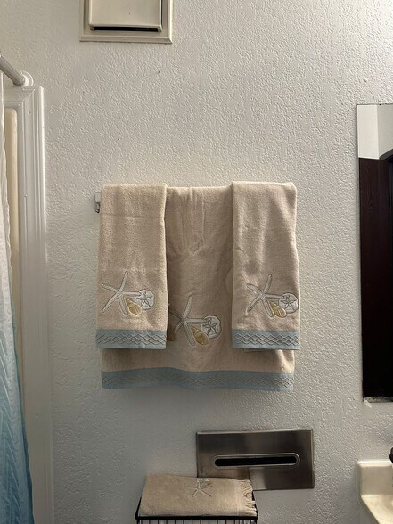 Building Photo - 2410 Rio Dr