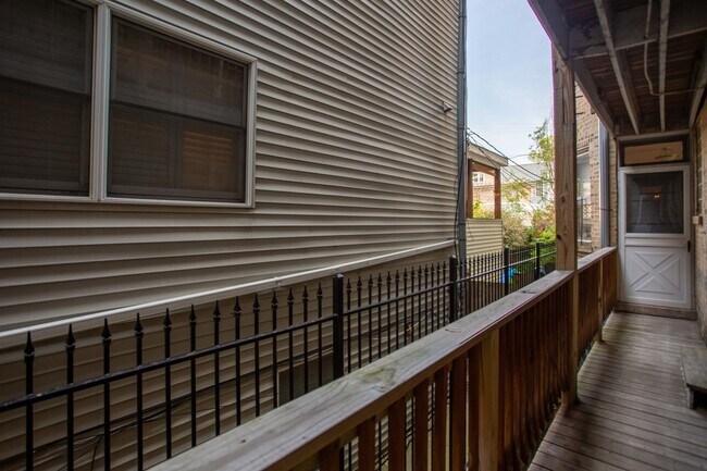 Building Photo - 3338 N Wolcott Ave