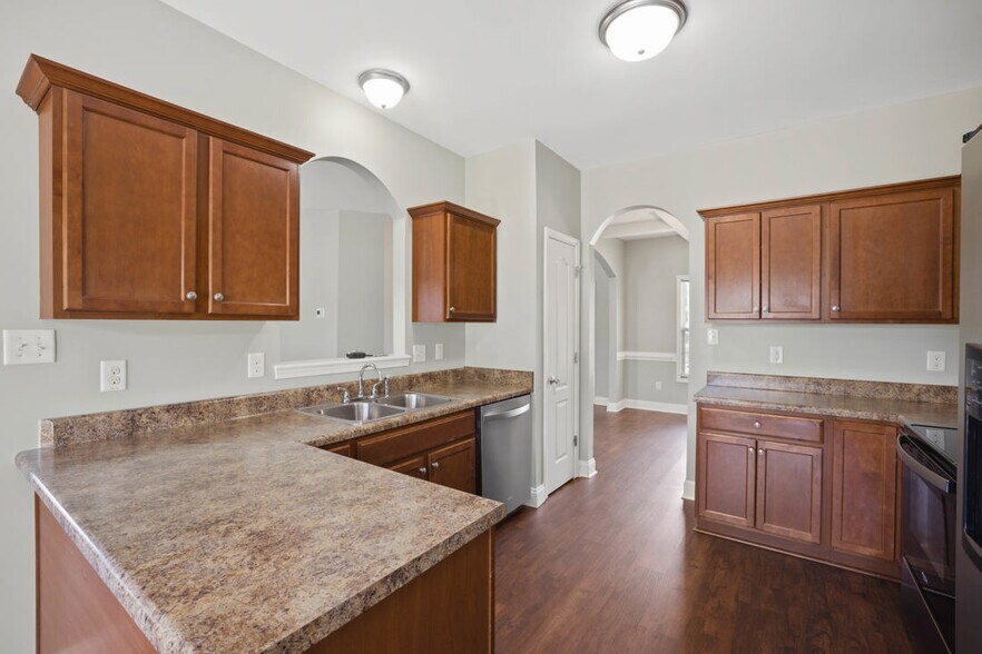 Building Photo - 121 Feathers Ln