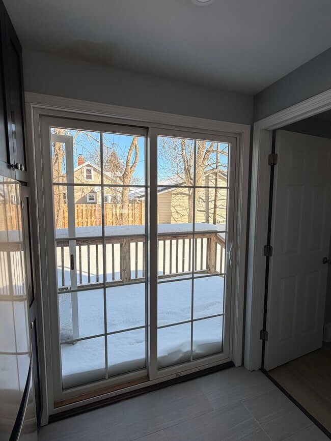 Building Photo - (2) bedroom Single Family Home with Open Layout, Close to Beaches and Lake!