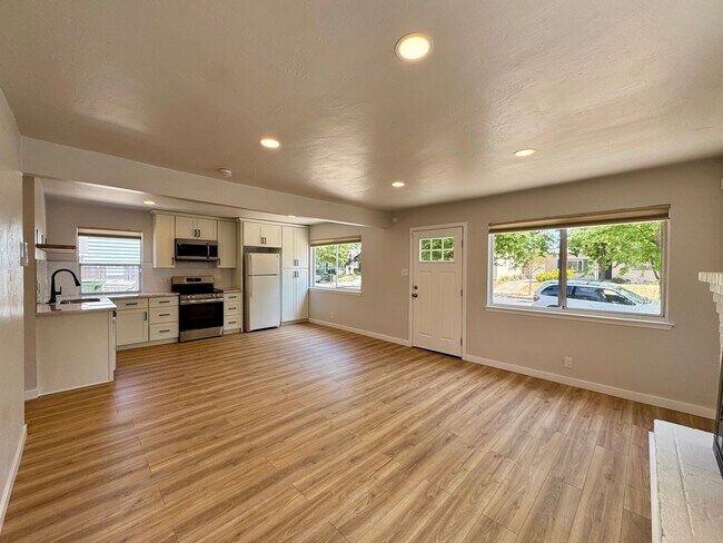 Building Photo - Adorable Newley Remodeled Home Available N...