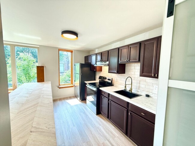 Building Photo - Just listed for rent and ready - Stylish C...