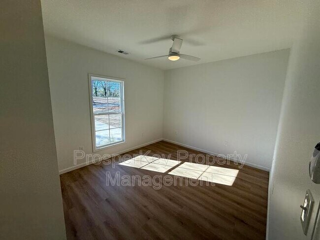 Building Photo - 405 E Chappell St