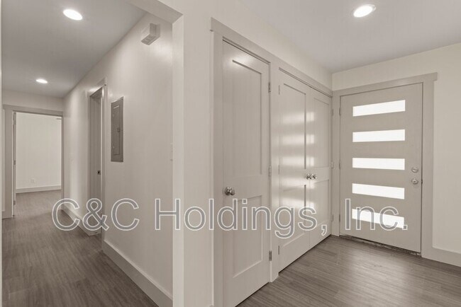 Building Photo - 4541 E 32nd Pl