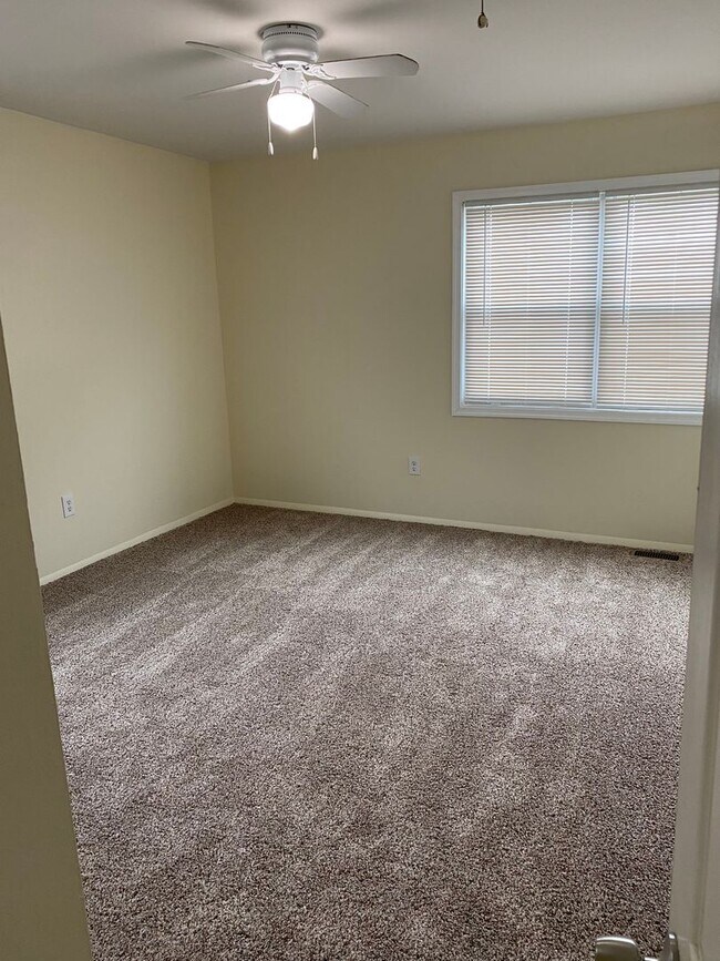 Building Photo - Spacious 3-bedroom, 1.5-bath end-unit townhome located in Edgewood