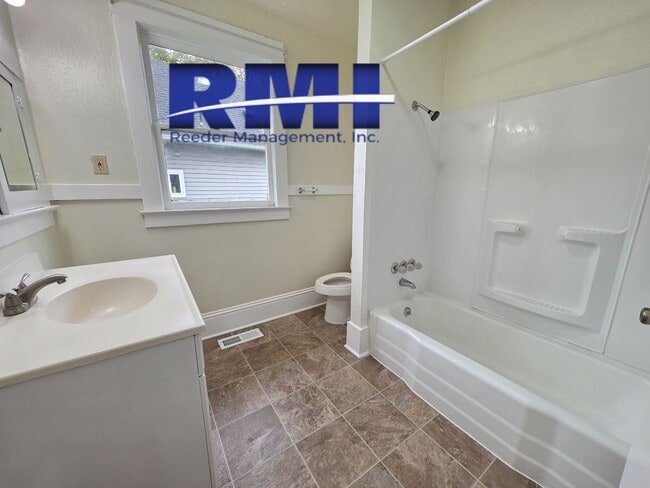 Building Photo - Charming 4-Bedroom