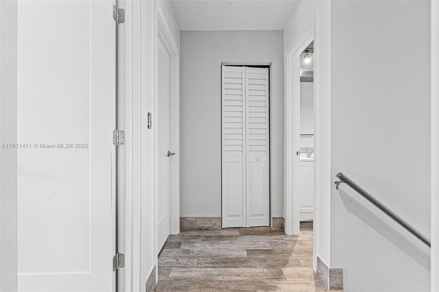 Building Photo - 8351 SW 39th Ct