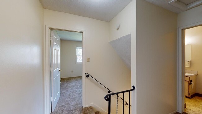 Building Photo - Close to Grandview College A