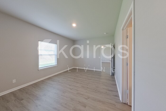Building Photo - 721 St James Pl