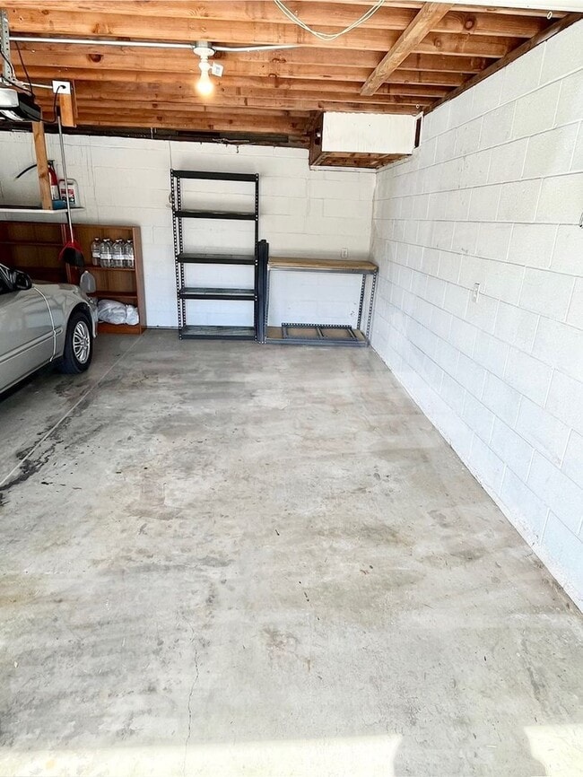 Building Photo - Quintessential Ventura 1 bed rear unit with LARGE, PRIVATE, BEAUTIFUL OUTDOOR LIVING AREA